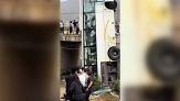L'autobus cade dal ponte e si 'pianta' in verticale