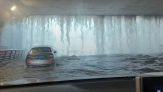 Bombe d'acqua micidiali: auto sommerse e case crollate