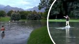 Troppa piggia: il campo da calcio diventa un lago con tanto di kayak e paddleboard