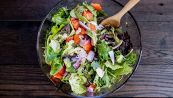 Caldo record, cosa mangiare e bere per difendersi dall’afa