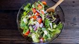Caldo record, cosa mangiare e bere per difendersi dall’afa