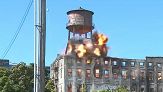 Un boato e la torre crolla in un attimo: il video