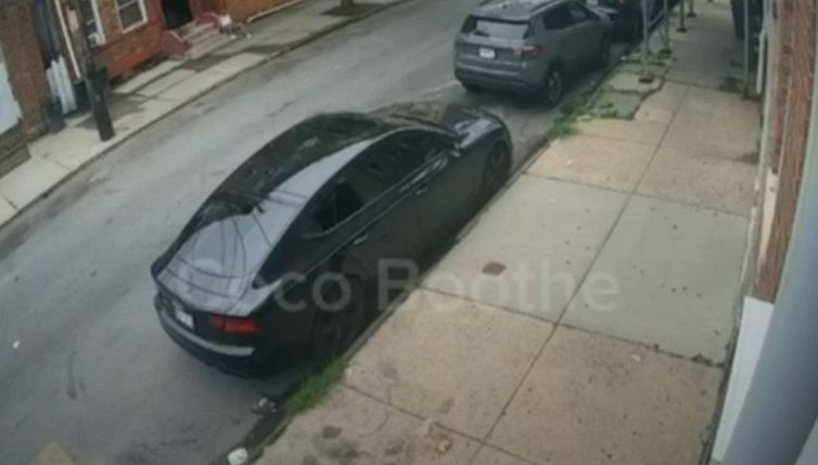 Edificio crolla e distrugge auto appena comprata