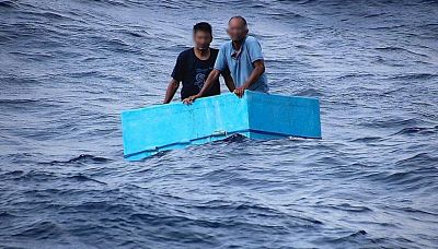 Alla deriva per cinque giorni: si salvano con un frigorifero
