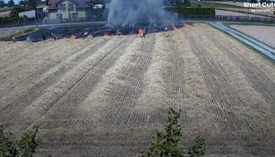 Il fuoco minaccia la casa: la reazione dell'agricoltore è geniale