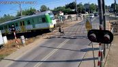 Monopattino sui binari in Polonia, il video del treno che lo sfiora