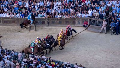 Palio di Siena, perché avviene due volte l’anno e cos’è il tufo