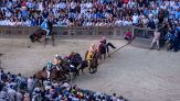 Palio di Siena, perché avviene due volte l’anno e cos’è il tufo
