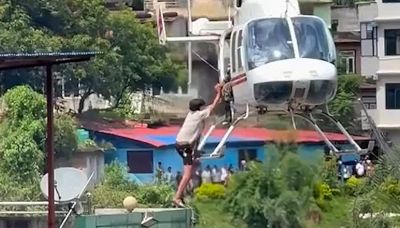 Inondazioni in Nepal: salta sull'elicottero per salvarsi