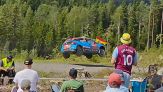 Incidente al Rally in Finlandia, l'auto si schianta contro un albero