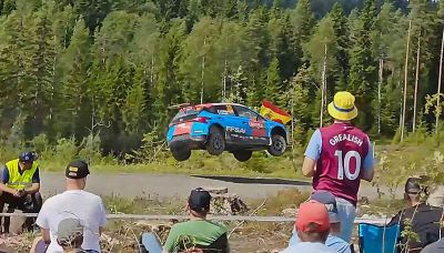 Incidente al Rally in Finlandia, l'auto si schianta contro un albero