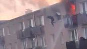 Dietro di lui l'inferno di fiamme: si lancia dal quarto piano per salvarsi