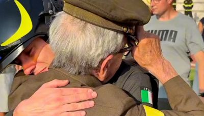 Varese, nonno in lacrime promuove il nipote vigile del fuoco