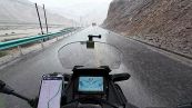 Pioggia di massi sorprende un motociclista sulla Highway 219: il video