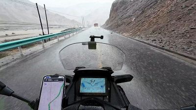 Pioggia di massi sorprende un motociclista sulla Highway 219: il video