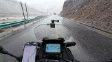 Pioggia di massi sorprende un motociclista sulla Highway 219: il video