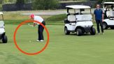 Donald Trump trionfa al torneo di golf, ma è bufera sul video del colpo vincente: "La pallina è telecomandata"