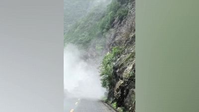 L'avviso al camion arriva appena in tempo: poco dopo crolla la montagna
