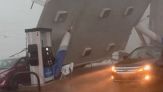 Stazione di servizio abbattuta da forte vento: il video è virale