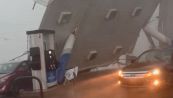 Stazione di servizio abbattuta da forte vento: il video è virale