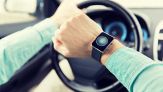 Attenzione all'orologio mentre si è alla guida: si rischia una mega-multa