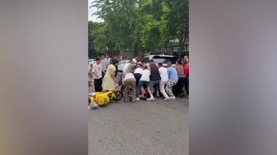 L'unione fa la forza: folla alza il suv e salva la ragazzina
