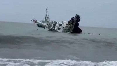La nave affonda in pochi istanti: l'equipaggio si lancia in acqua
