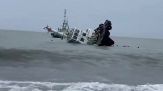 La nave affonda in pochi istanti: l'equipaggio si lancia in acqua