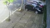 Il crollo improvviso della pavimentazione 'inghiotte' tre auto