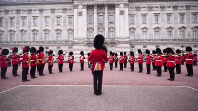 Il commovente omaggio della Guardia di Buckingham Palace a Dolly Parton