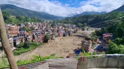 Nepal, l'alluvione è devastante: ponte distrutto in pochi secondi