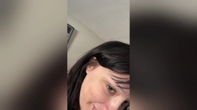 Cosa ha in testa la ragazza? Dai capelli spunta un ospite da paura