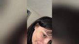 Cosa ha in testa la ragazza? Dai capelli spunta un ospite da paura