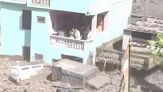 Tragedia in Nepal, una famiglia riesce a sfuggire alla furia dell'acqua