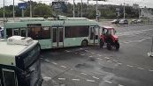 Trattore passa con il rosso e viene travolto da un filobus: il video