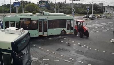 Trattore passa con il rosso e viene travolto da un filobus: il video