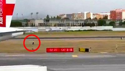 Passeggiata folle: cammina sulla pista dell'aeroporto mentre l'aereo gli sfreccia accanto