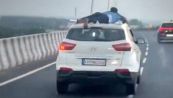 Contrabbandieri in fuga: il poliziotto s'aggrappa all'auto per 40 chilometri
