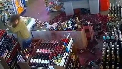 Carta rifiutata alla cassa, lui perde la testa e devasta tutto