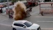 Esplode una conduttura idrica sotto la strada: il geyser travolge le auto
