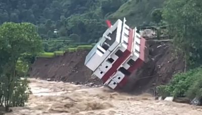 Alluvione in Nepal, scena da brivido: palazzo scivola nel fiume in piena a Galkot