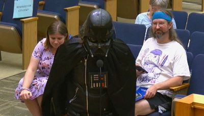 Cosa ci fa Darth Vader di Star Wars in Consiglio Comunale?