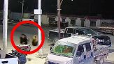 S'avvicina troppo al cucciolo, mamma orsa lo insegue fino al ristorante!