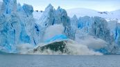 Turista riprende un enorme crollo del ghiacciaio nella Patagonia argentina