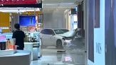 La manovra è folle: irrompe in auto nel centro commerciale