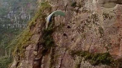 Parapendio a motore perde quota: il pilota salvato tra gli alberi