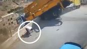 Il camionista è uno stuntman e si salva per miracolo