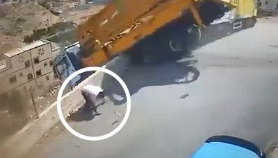 Il camionista è uno stuntman e si salva per miracolo