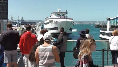 La nave sbaglia manovra e si schianta sul molo