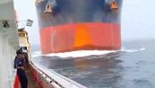 Terrore in alto mare: l'enorme nave cargo travolge il piccolo peschereccio